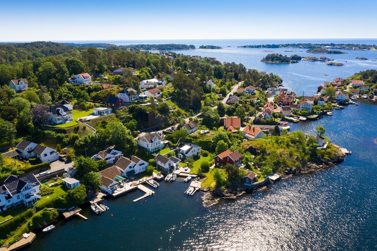 Romslig strandtomt med ca. 40 meter strandlinje i idylliske omgivelser til Galtesund på Tromøy`s vestside. Mot sjøen er det opparbeidet stort, solid bryggeanlegg med bred, gangbar utrigger og bølgebryter. Galleribilde