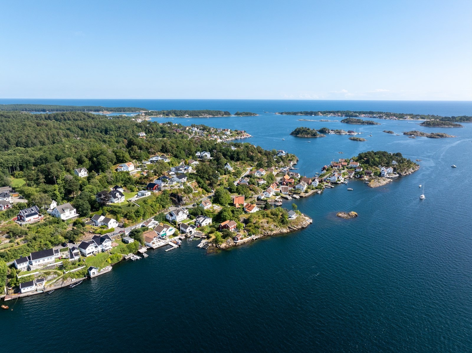 Eiendommen ligger ca. 11 km fra Arendal sentrum med bil, men kun få minutter unna med egen båt. Det er også helårs fergeforbindelse fra Skilsø (ca. 2,5 km unna) over til Arendal sentrum. Galleribilde