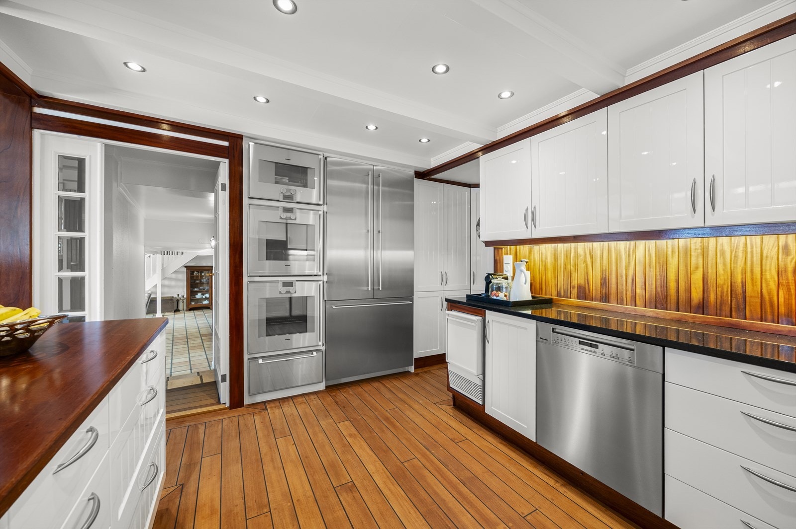 Hvitevarer er integrert, i hovedsak av typen Gaggenau samt induksjonstopp fra Miele. Hvitevarer inkluderer koketopp, komfyr, mikro, dampovn, varmeskuff og side- by- side kjøl- og fryseskap samt oppvaskmaskin. Galleribilde