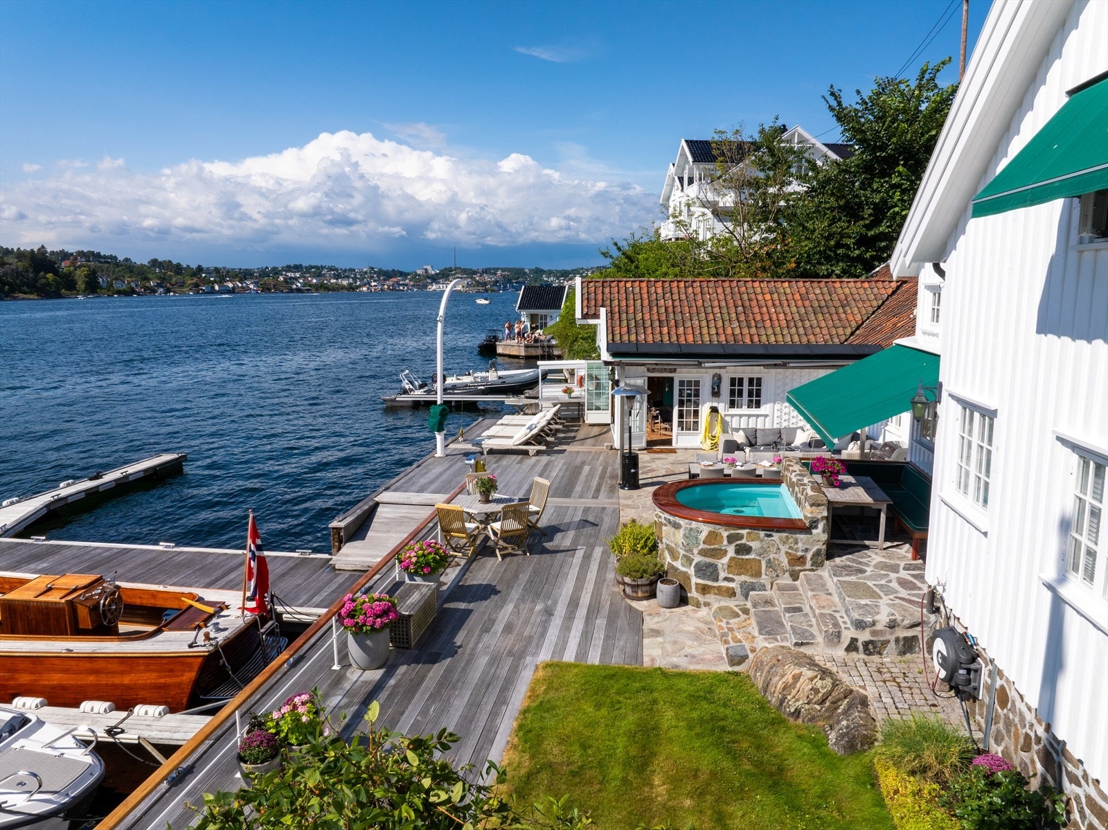 Nydelig utsikt over hele innseilingen til Arendal. Galleribilde