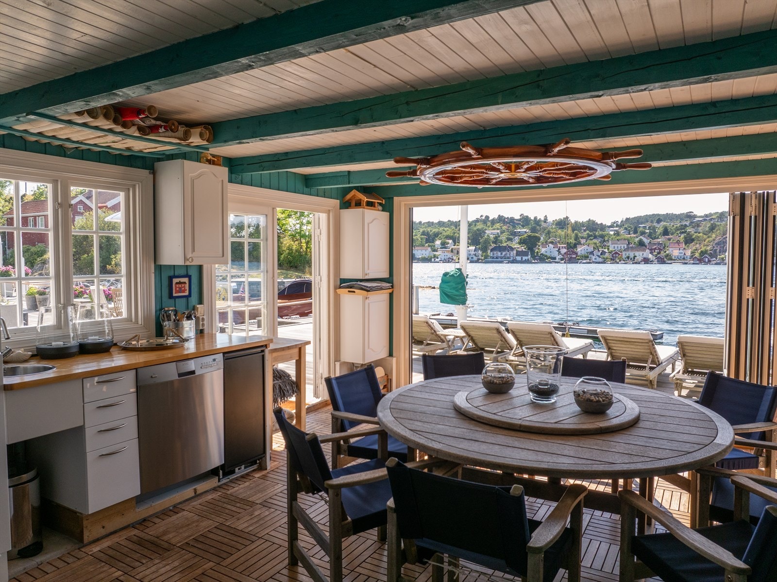 I hagestuen mot bryggen er det innredet sommerkjøkken med oppvaskmaskin, kjøleskap, isbitmaskin og innlagt vann med servant samt heltre benkeplate og diverse skap. Galleribilde