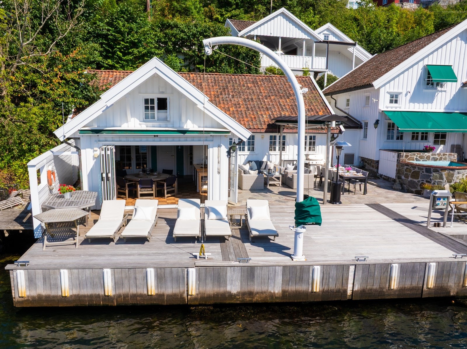 Hagestue / sjøbod med sommerkjøkken. Galleribilde