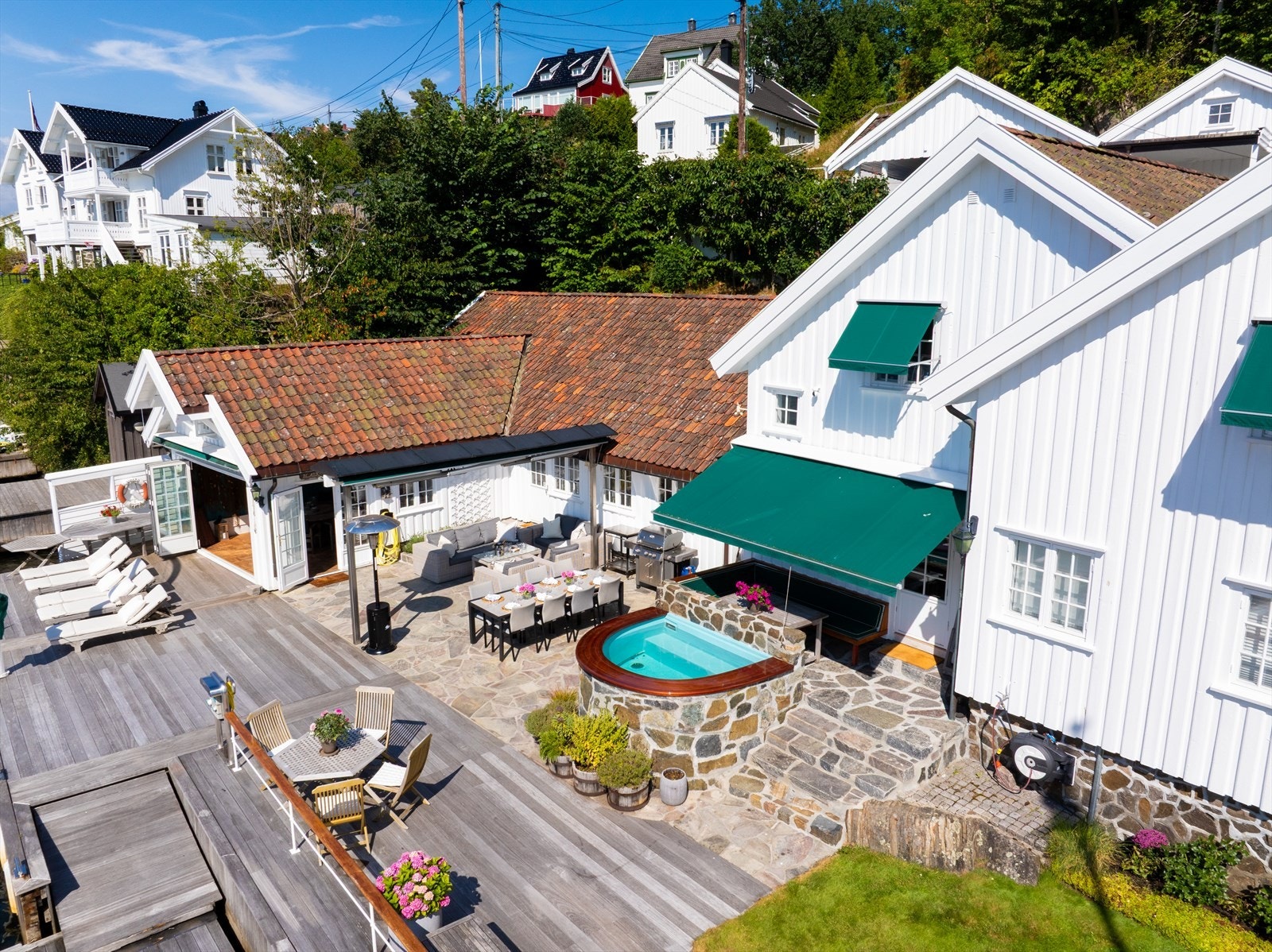 Både tomt, uteplasser, brygger og bolig har nydelig utsikt over innseilingen til Arendal, Galtesund og Arendal sentrum med indre havn og sitt yrende båtliv. Galleribilde