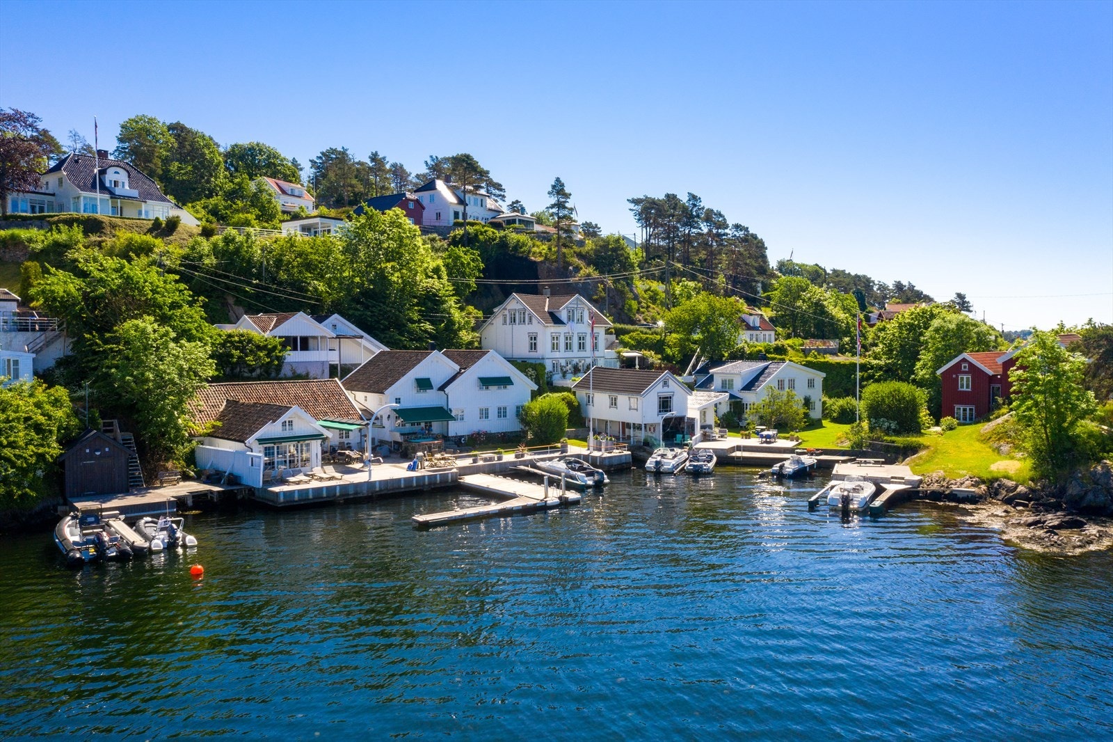 Eiendommen har en fantastisk beliggenhet, helt i vannkanten på Tromøy`s vestside, maksimalt vestvendt i lun bukt med sen kveldssol Galleribilde