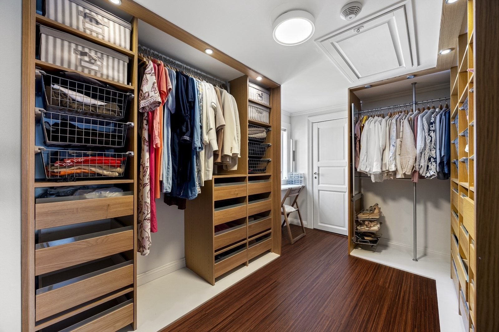 Walk in garderobe (tidligere soverom 4), tilknyttet hovedsoverom. Galleribilde