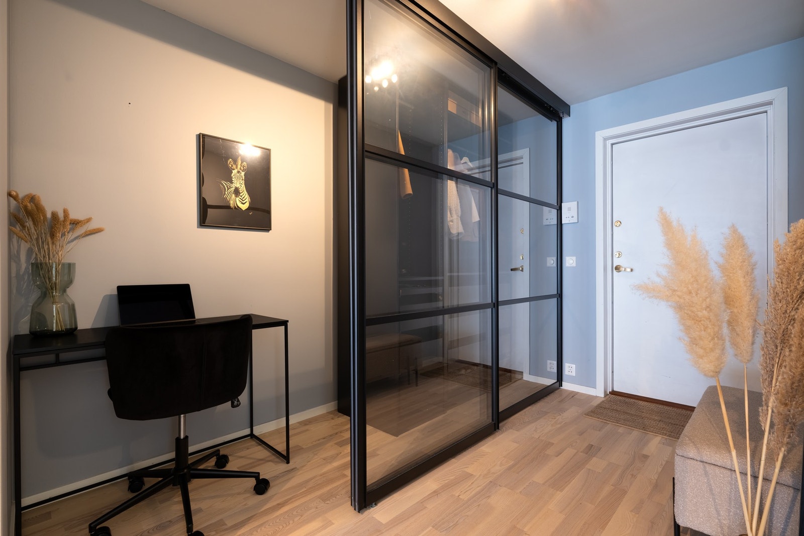 I skyvedørsgarderoben er det også plass til skrivebord for deg som måtte ønske det. Galleribilde