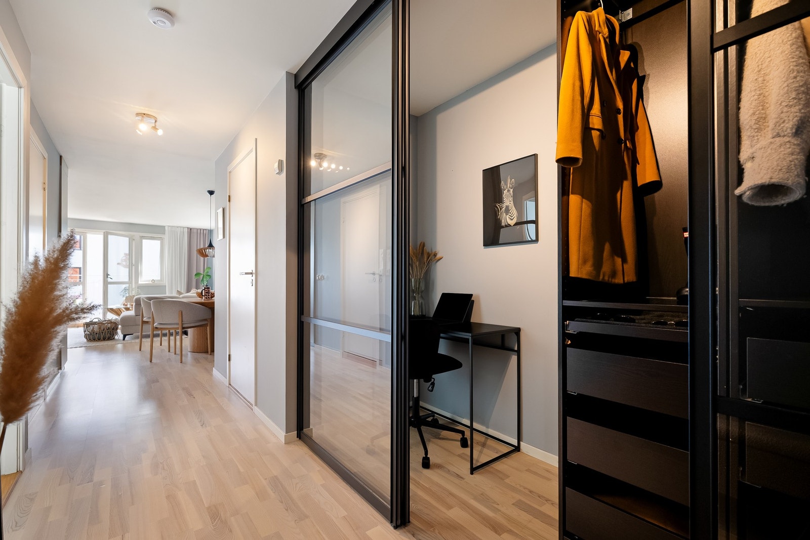 Her kommer man inn i en lys entré som gir et godt førsteinntrykk av leiligheten. Galleribilde