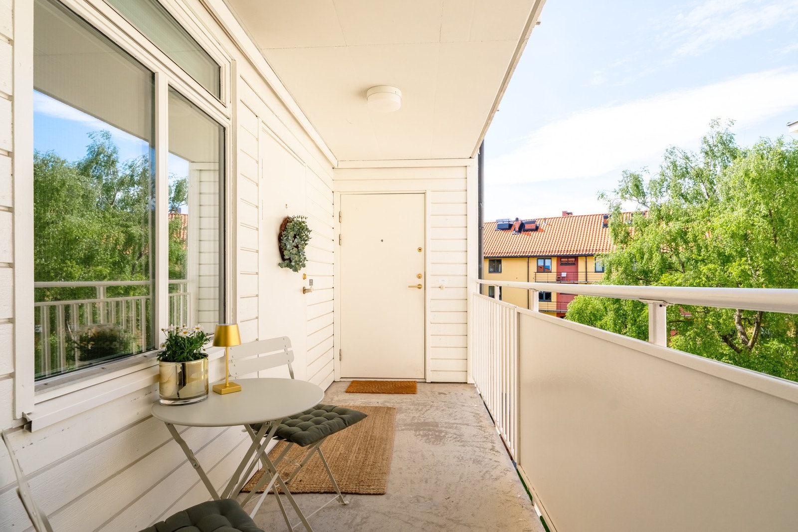 Hyggelig inngangsparti til leiligheten. Heisen tar deg enkelt opp til leiligheten. Galleribilde