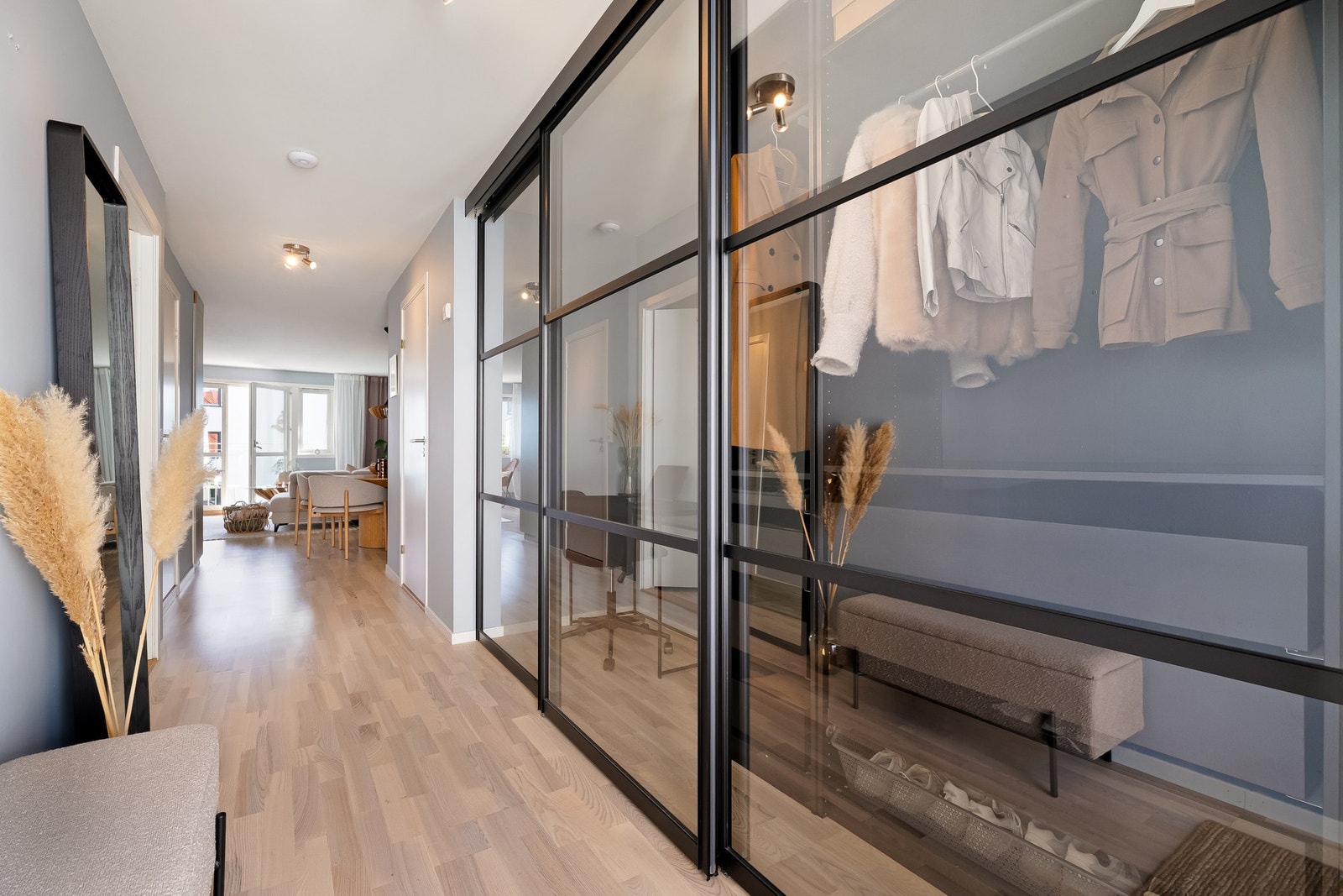 Det er god plass til oppbevaring av jakker og sko i en stor skyvedørsgarderobe. Galleribilde