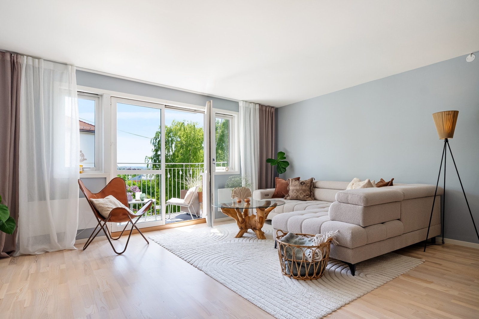 Stuen har gode innredningsmuligheter, hvor det er god plass til både sofagruppe med tilhørende møblement. Galleribilde