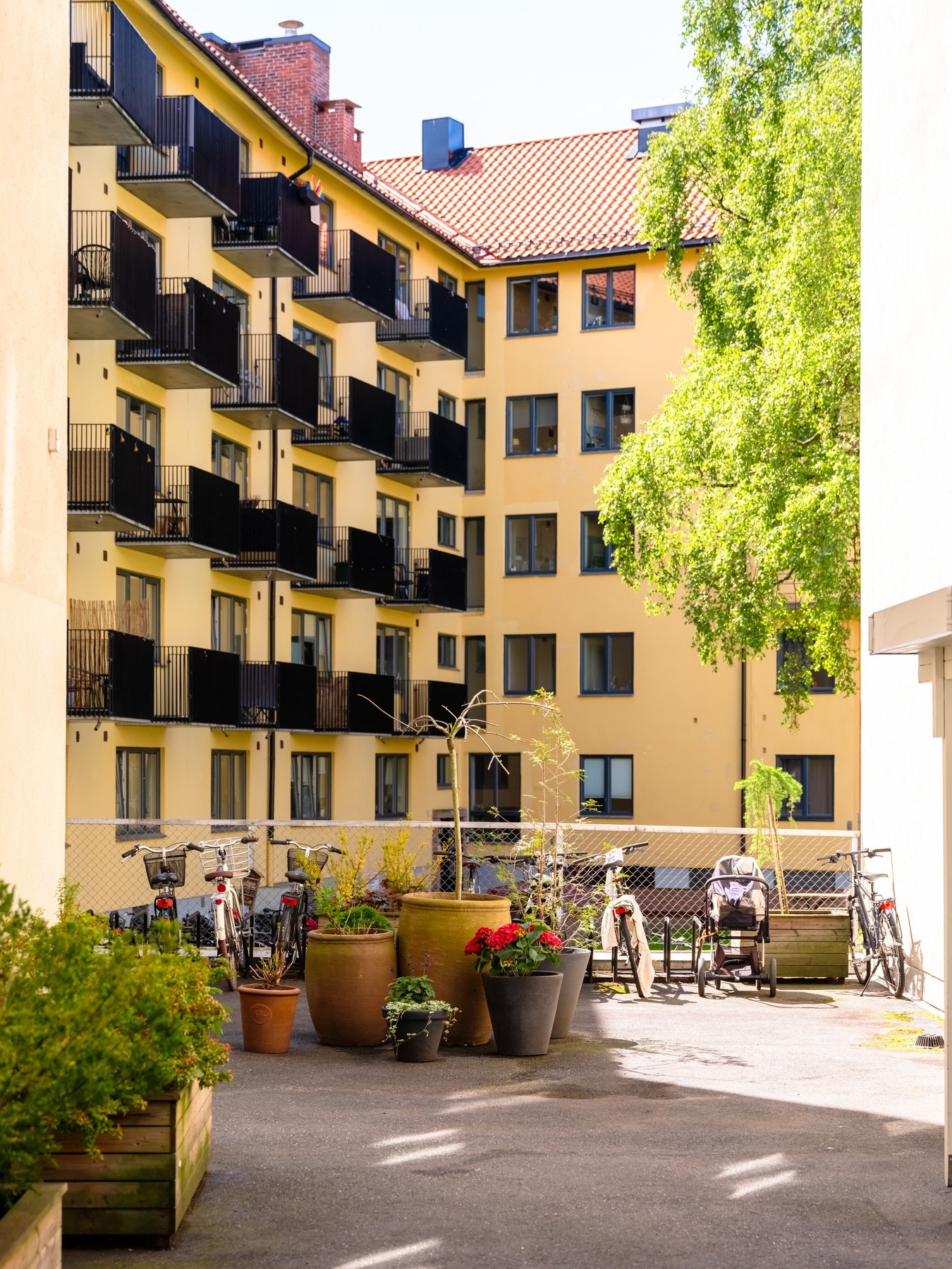 På borettslaget sin gårdsplass kan du enkelt sette fra deg sykkelen. Galleribilde