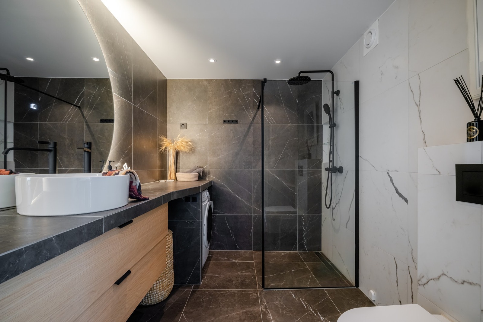 Lekkert, flislagt bad som ble totalrenovert i 2024. På badet er det naturligvis gulvvarme og downlights i himling. Galleribilde