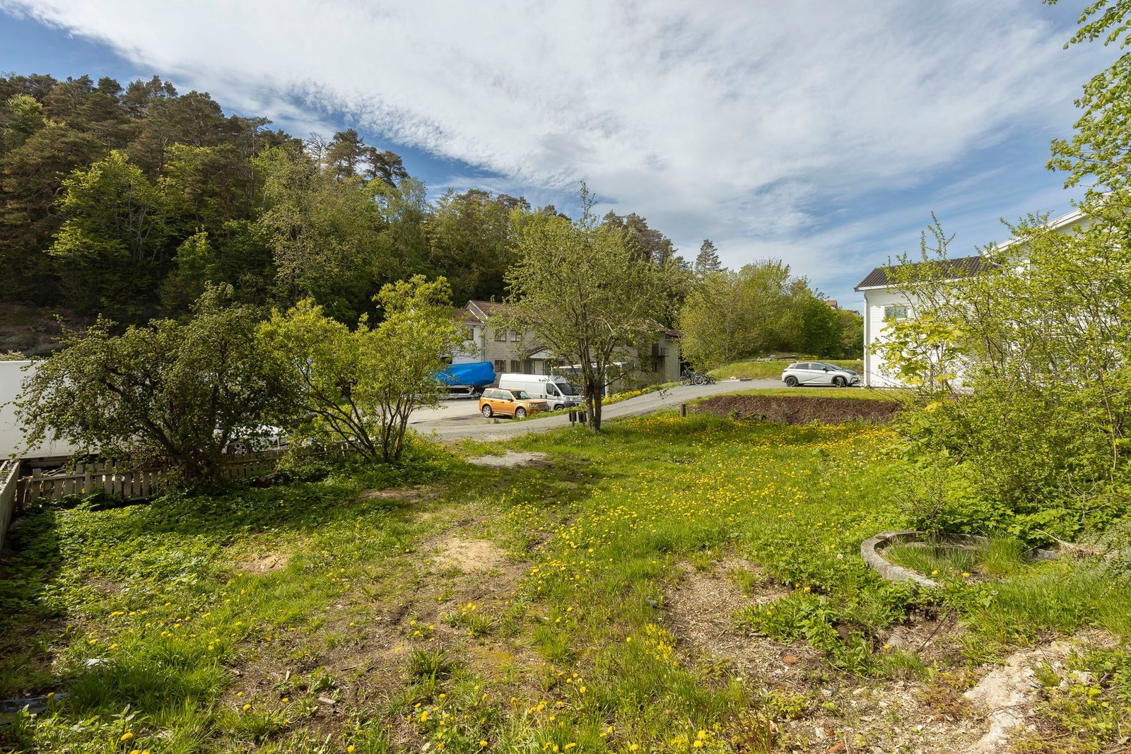 Tomten ligger i et populært og veletablert boligområde sentralt i Langesund, med kort vei til skoler, barnehager, butikker, Skjærgårdshallen, Badeparken og Langesund sentrum Galleribilde