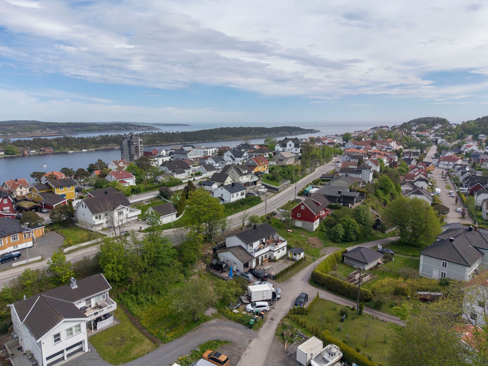 Det er gangavstand til bussforbindelse, dagligvarebutikk, Skjærgårdshallen med treningssenter og lege- og tannlegesenter. Kort vei til E18 Galleribilde