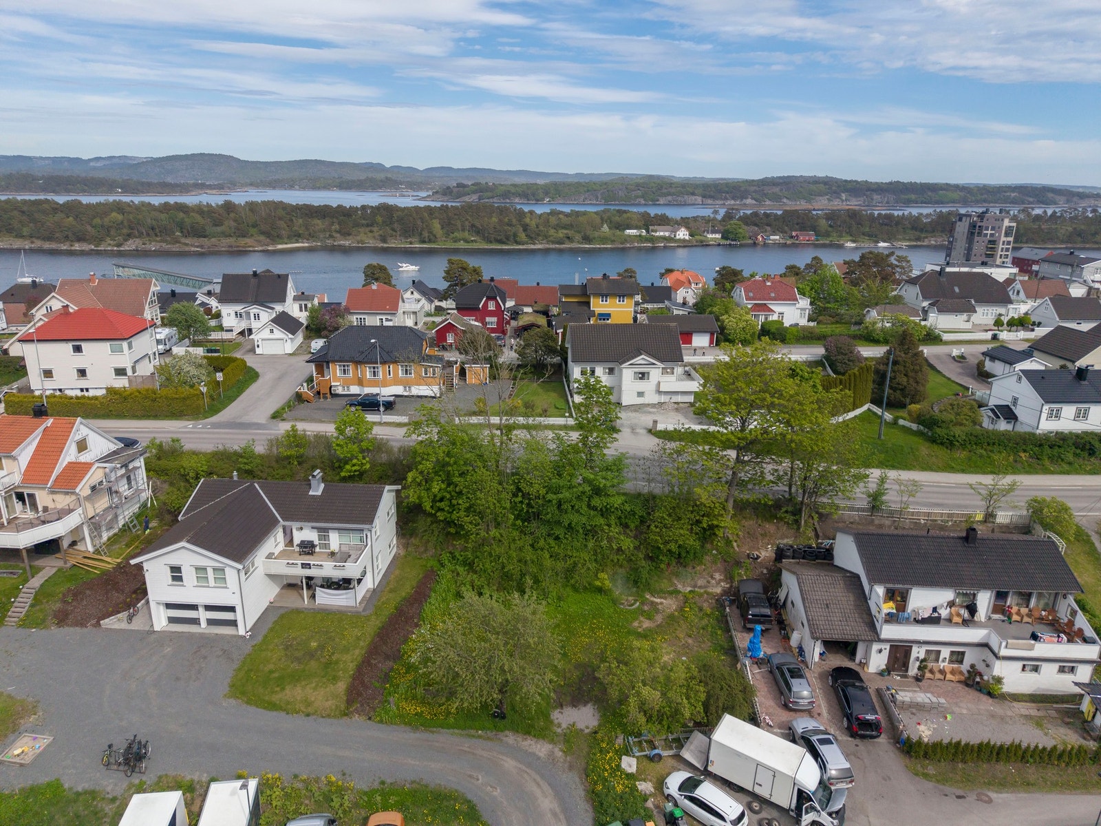 Området er barnevennlig og bebodd av mennesker i alle aldre, og byr på flotte turmuligheter både sommer og vinter - i skogsterreng, langs kysten og i lysløype, med skibakke, skøytedam og badeplasser rett i nærheten Galleribilde
