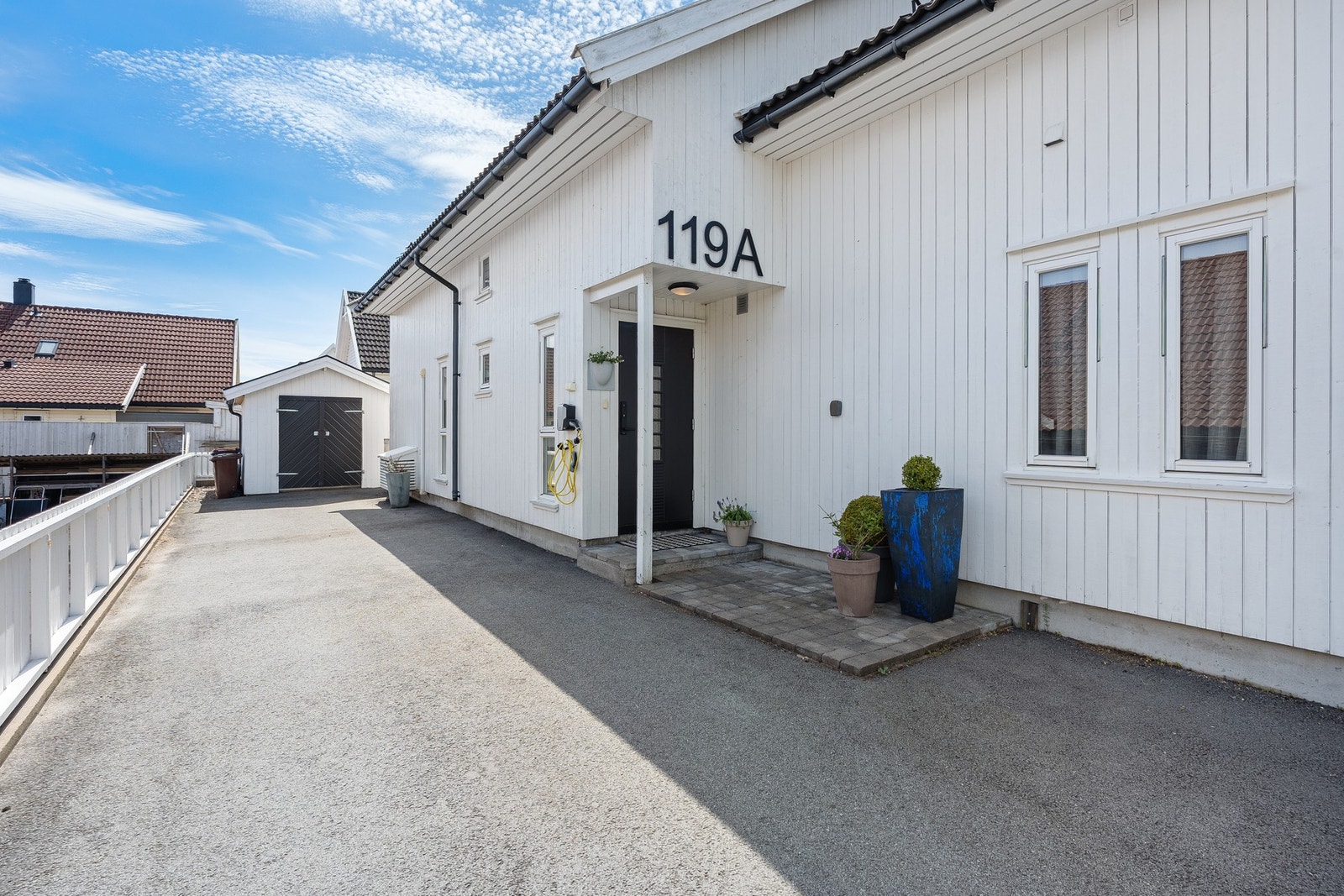 Parkering like ved inngangsparti Galleribilde