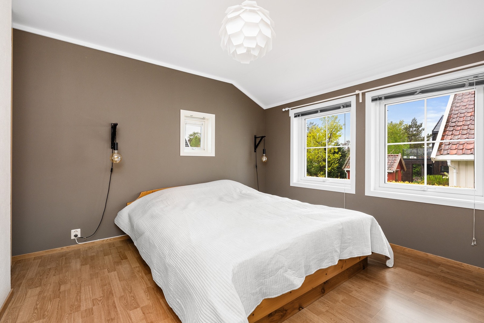 Hovedsoverom med garderobeskap Galleribilde