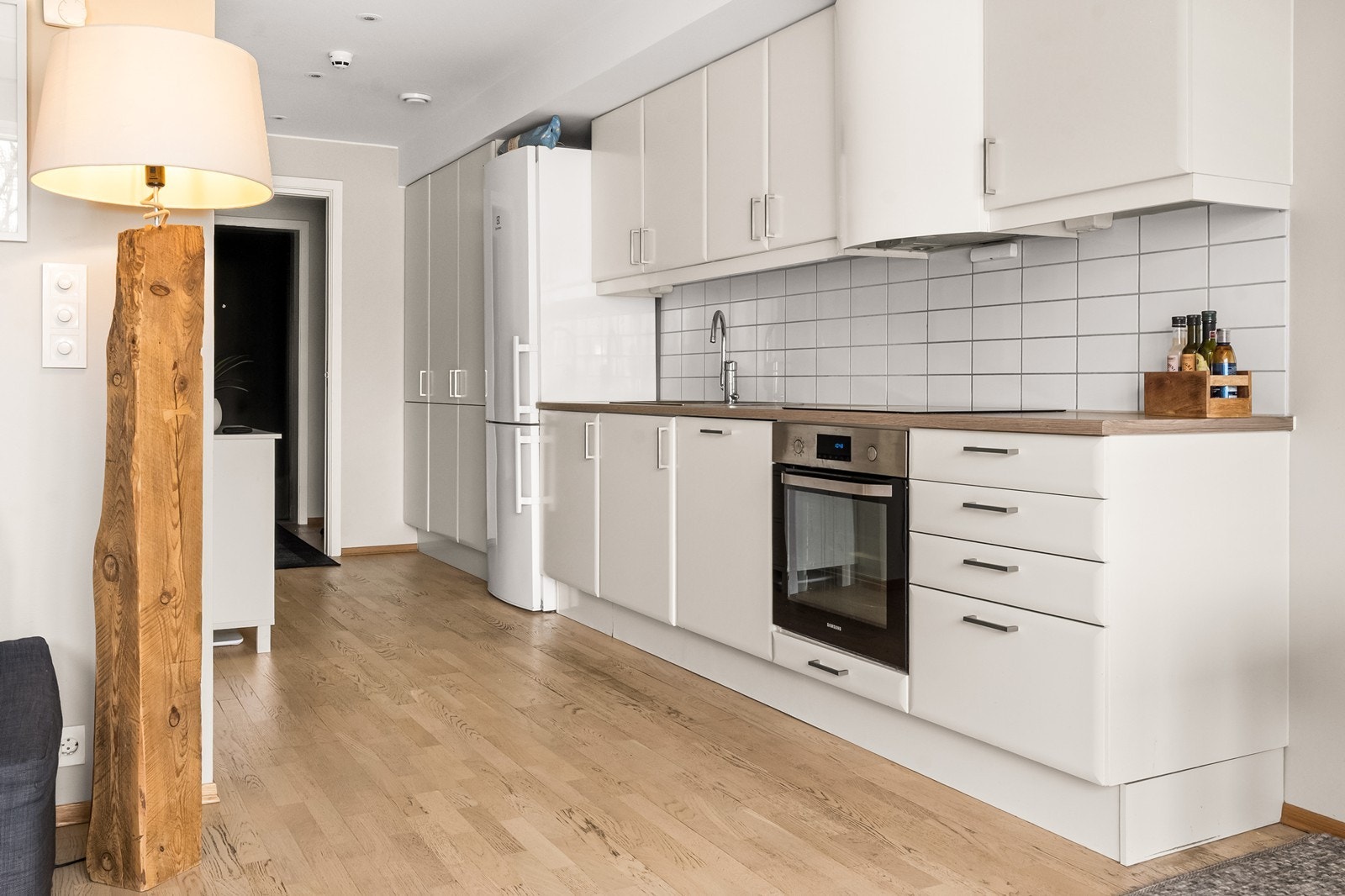 Leiligheten er fra 2018 og har en gjennomgående moderne standard med vannbåren varme og balansert ventilasjon. Galleribilde