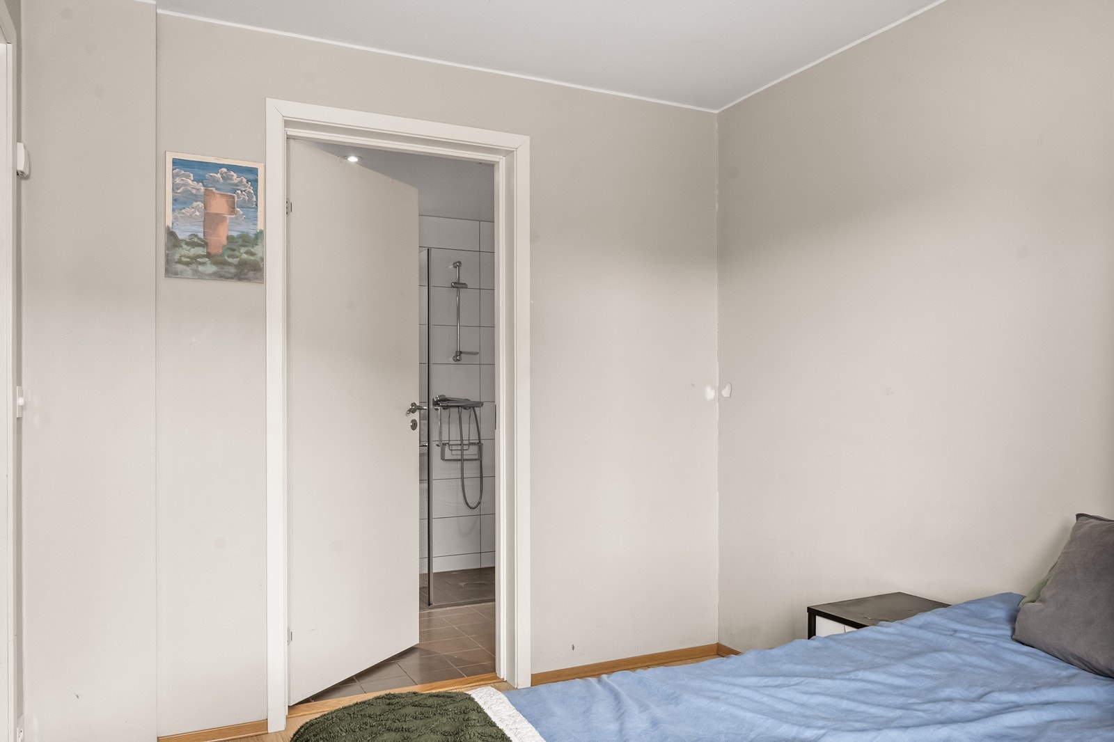 Rommet har malte, slette vegger og vindu med 2-lags glass fra byggeåret. Galleribilde