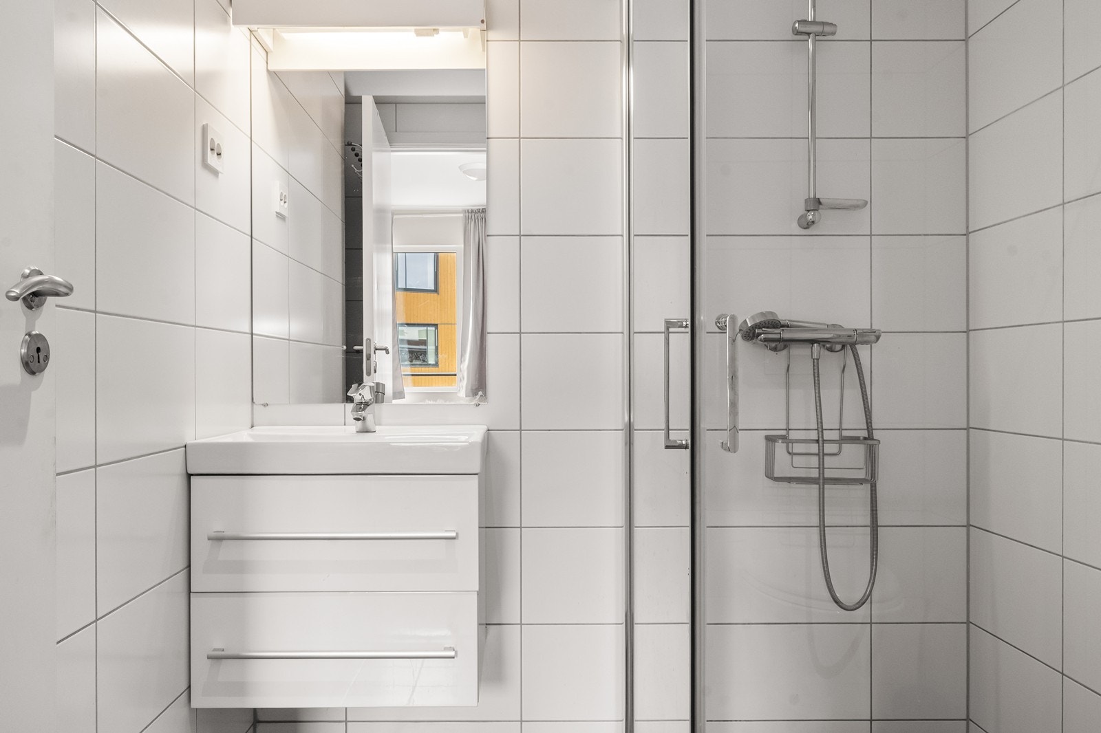 Helfliset bad med servantinnredning og opplegg for vaskemaskin. Galleribilde