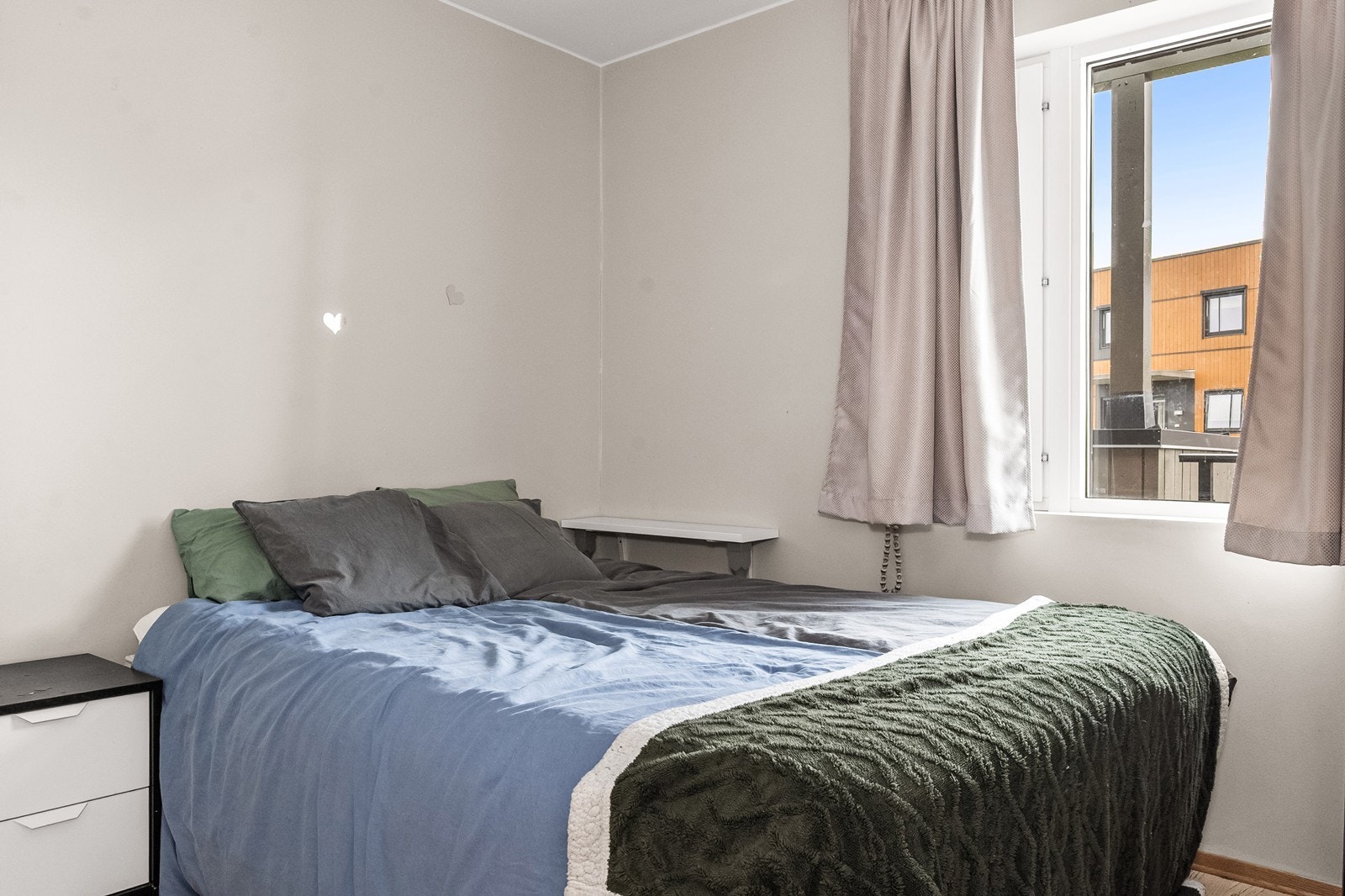Soverommet har plass til dobbeltseng og er adskilt fra gangen med en plassbesparende skyvedør, hvor dørbladet har skade (TG3) og bør skiftes ut. Galleribilde