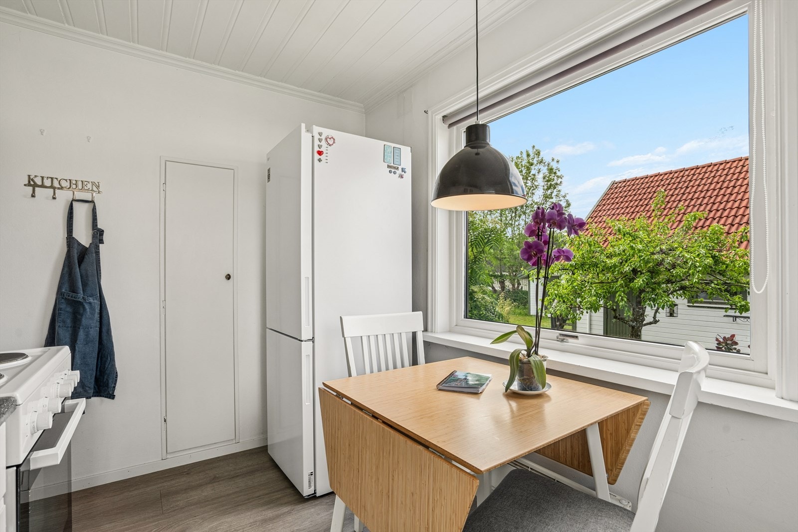 Hvitevaredelen med komfyr, oppvaskmaskin og kjøl/frys er frittstående. Oppvaskmaskin var ny i 2025. Det er kun komfyr og oppvaskmaskin som medfølger salg. Galleribilde