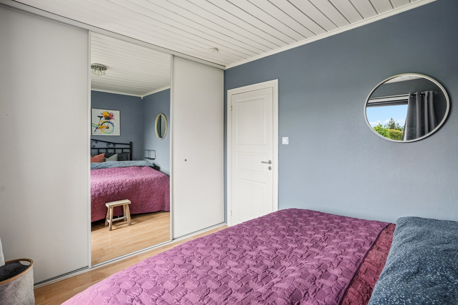 Det er også en stor skyvedørsgarderobe for ekstra oppbevaring. Galleribilde