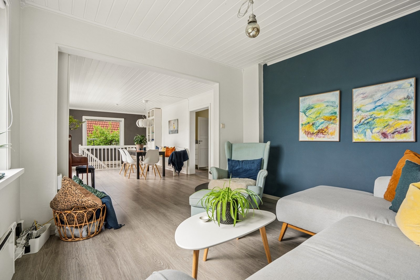 Stuen er utvidet og har en åpen løsning som gir en romslig og sosial sone. Galleribilde