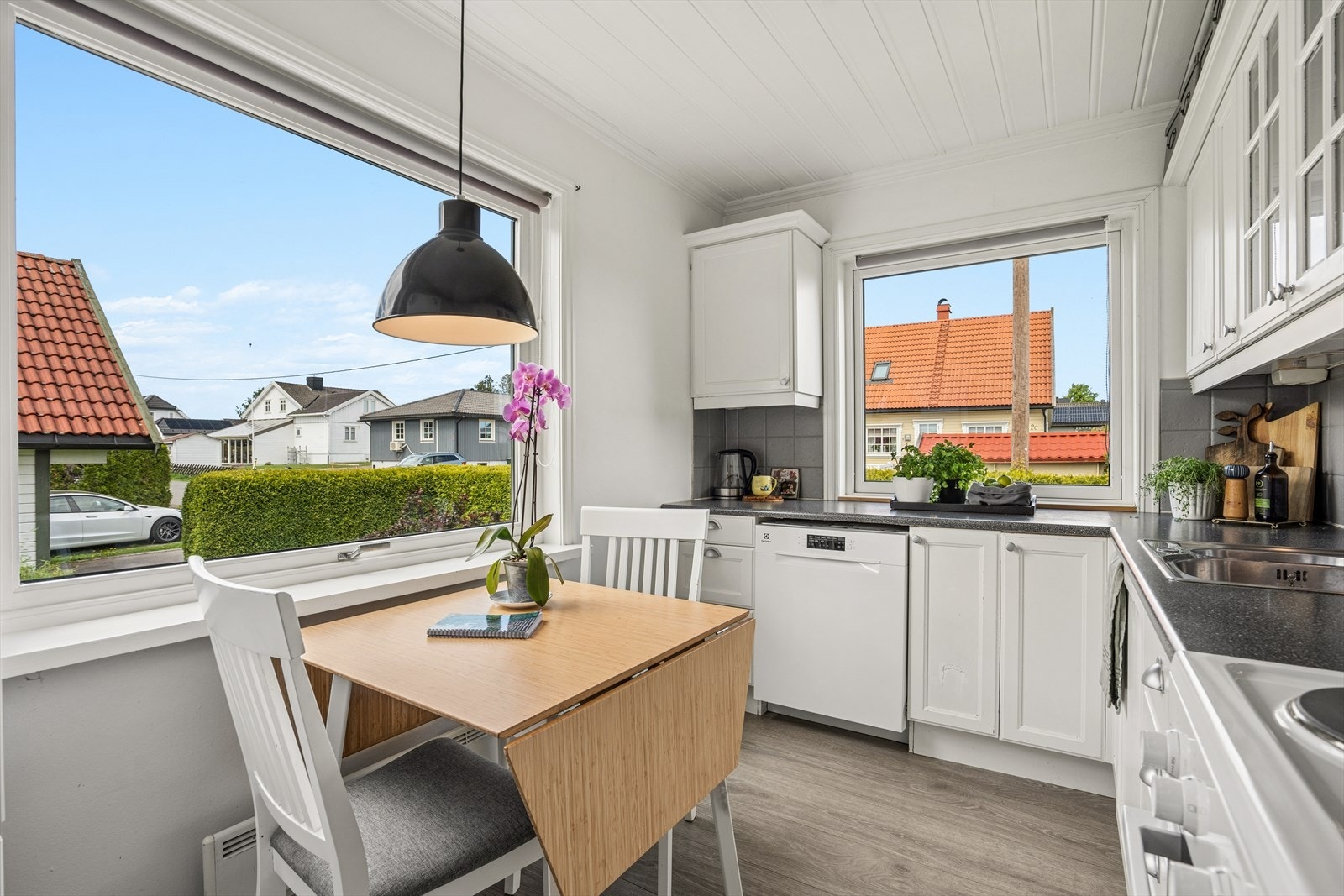 Kjøkkenet er plassert i et eget rom og har et klassisk uttrykk med lyse, profilerte fronter. Galleribilde