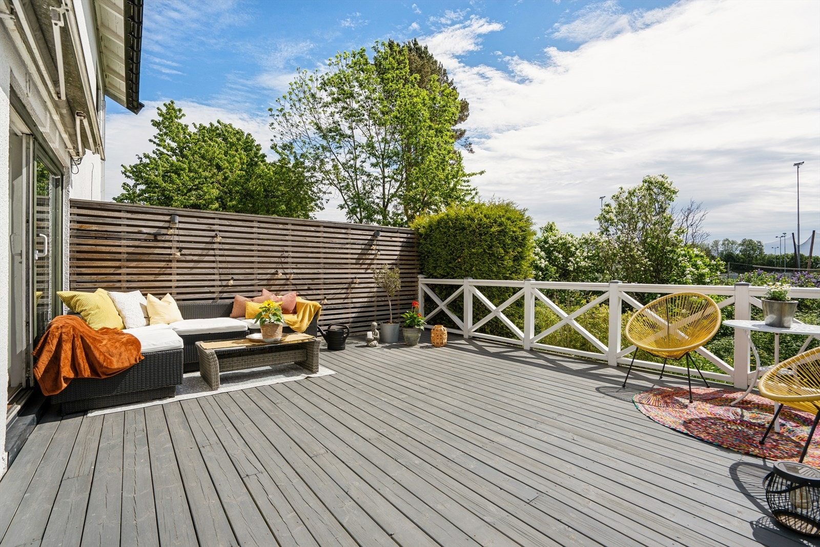 Leiligheten har en stor og skjermet terrasse som innbyr til hyggelige dager utendørs. Galleribilde