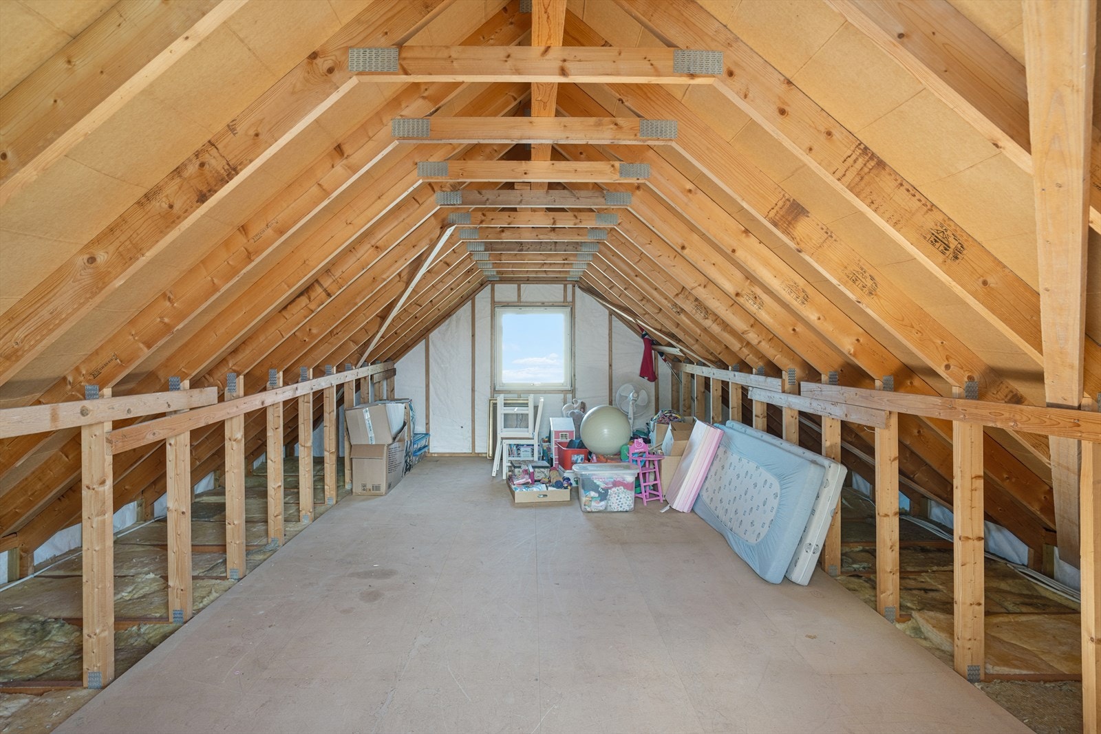 Garasjen har et romslig, uinnredet loft på 25 m² som gir rikelig med lagringsplass. Galleribilde