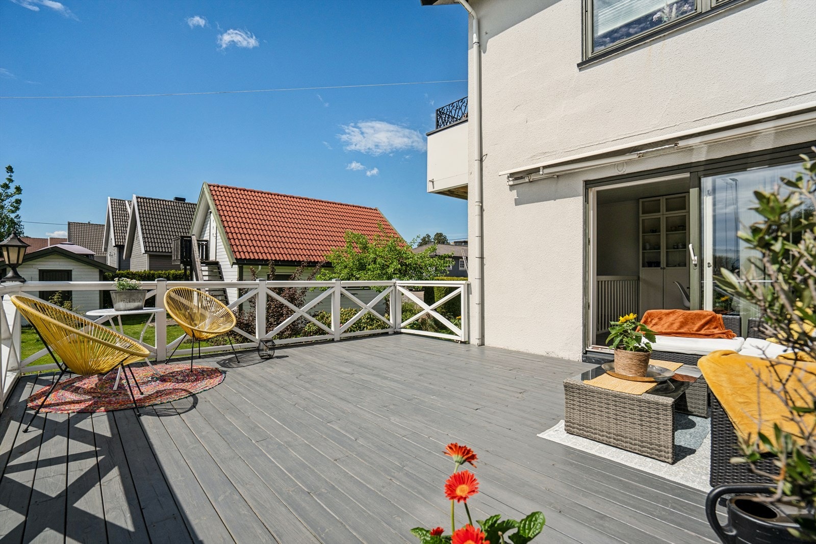 Terrassen har gode solforhold og god plass til utemøblement. Galleribilde