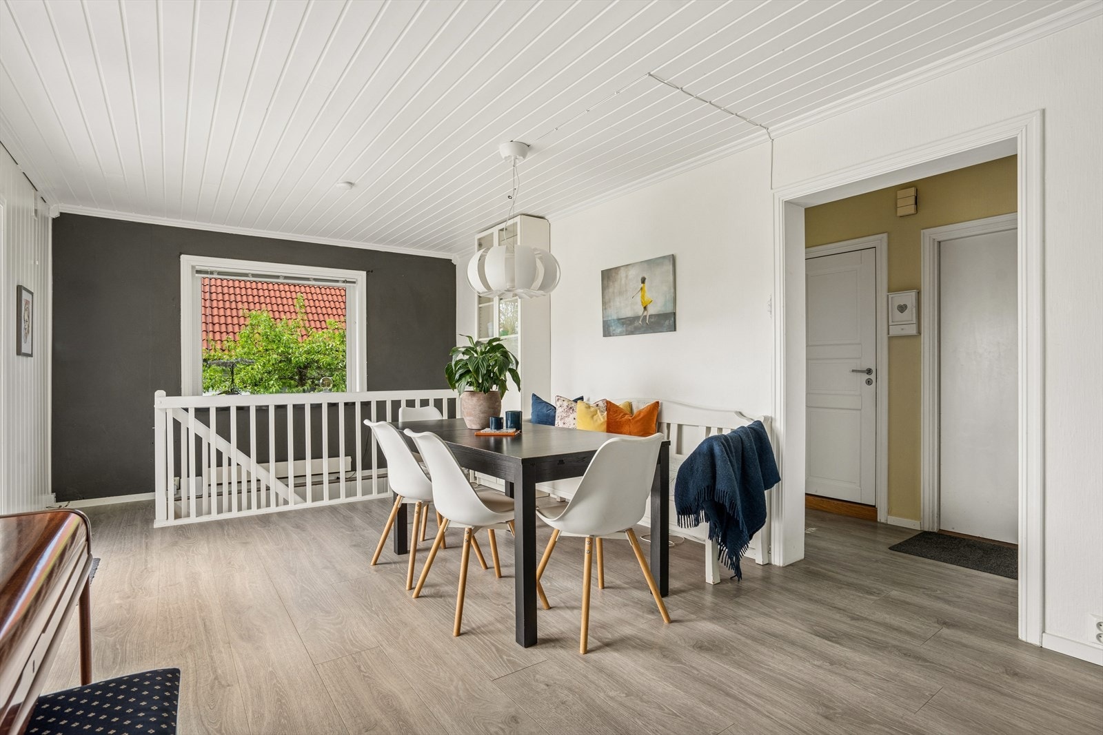 Store vindusflater i flere himmelretninger gir rikelig med naturlig lys inn. Galleribilde