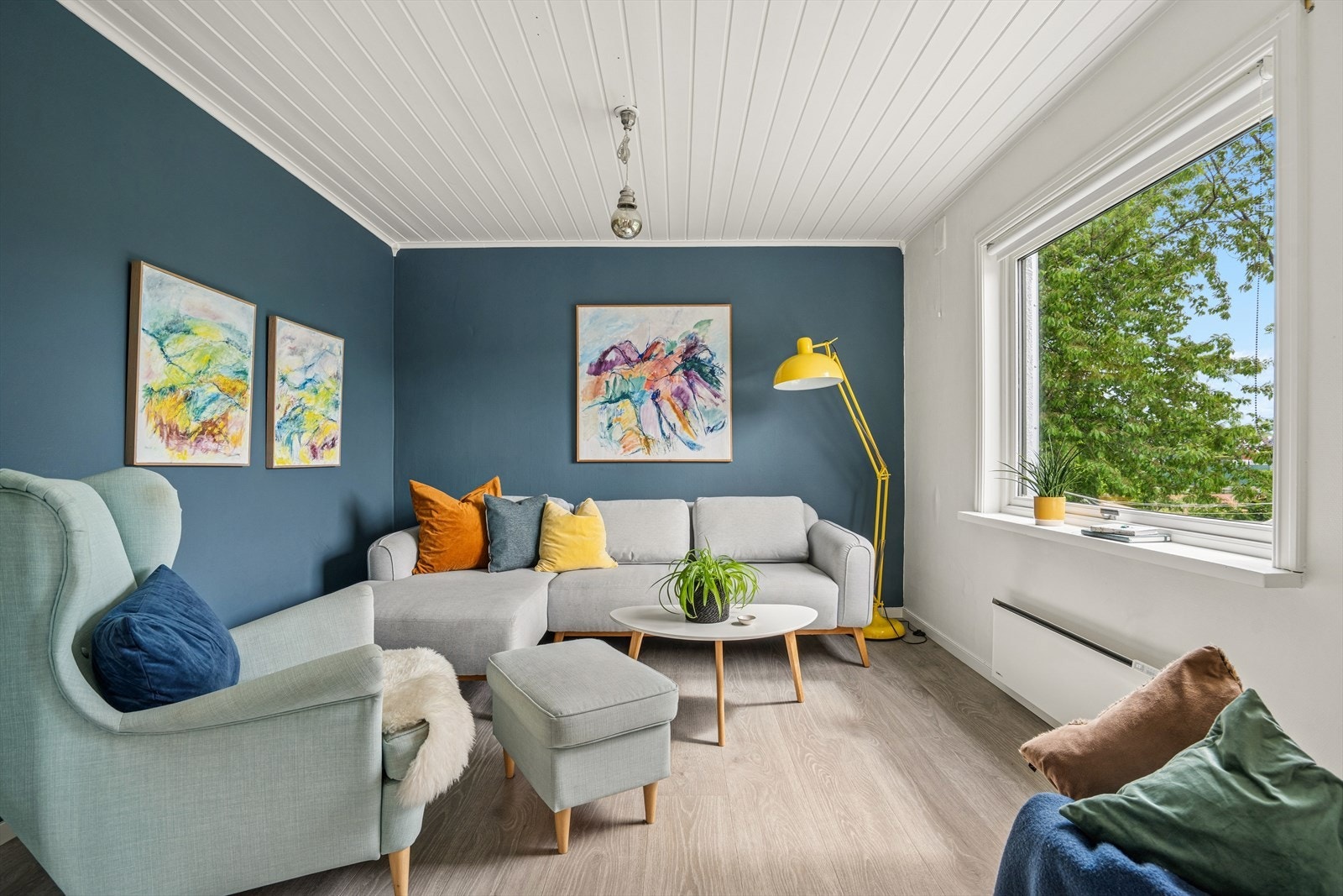 I enden av stuen er det en egen sone med plass til sofagruppe. Galleribilde