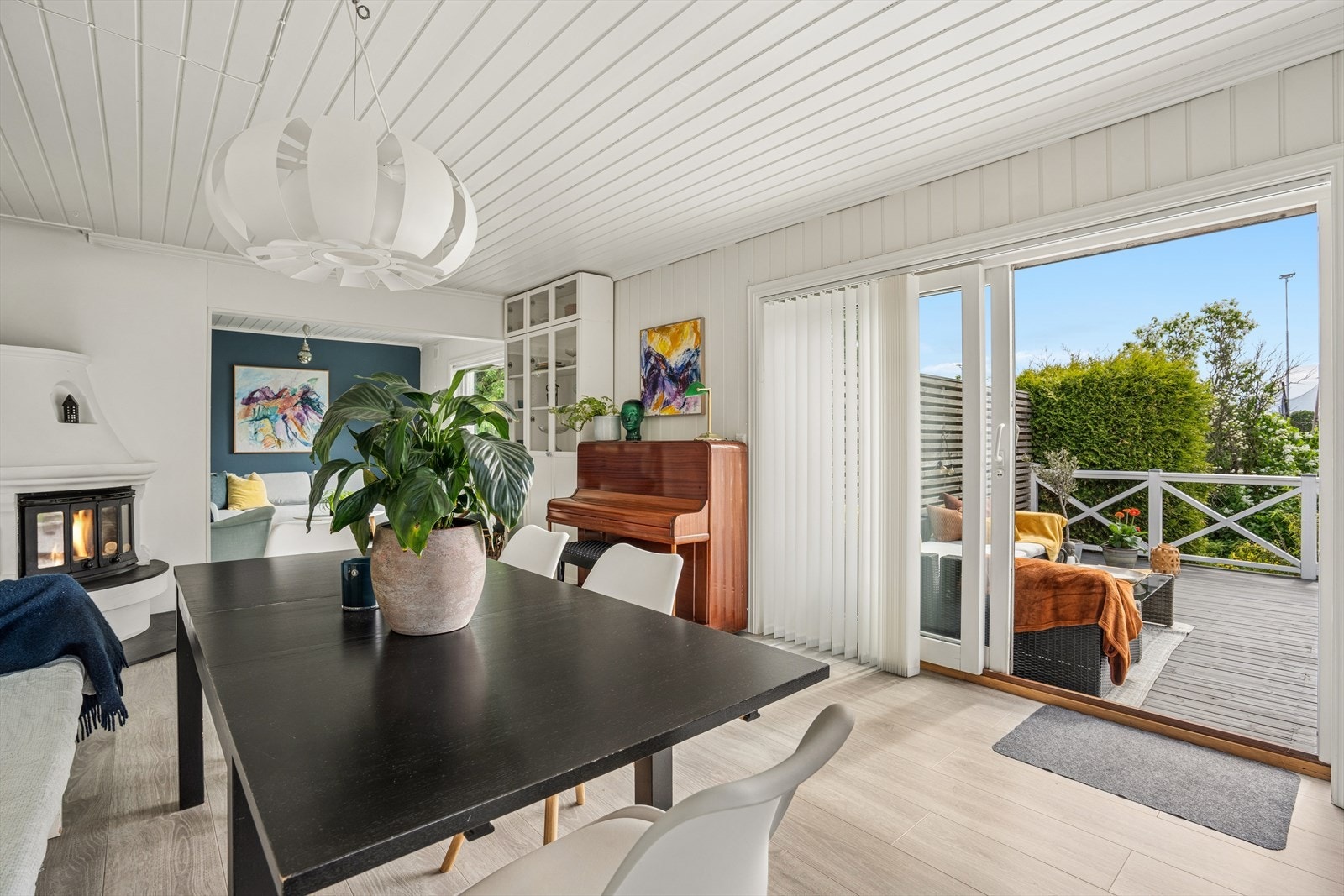 Stuen er romslig og er inndelt i flere soner. Galleribilde