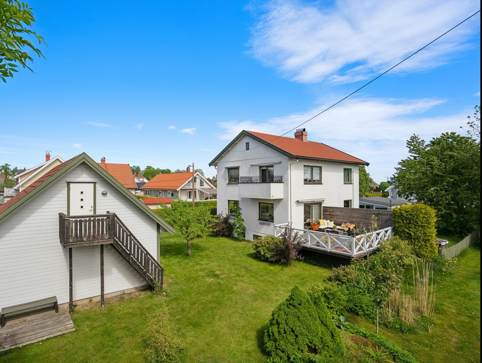 Dette er en lys og hyggelig selveierleilighet som er en del av en tomannsbolig, beliggende i en rolig og barnevennlig gate på Tolvsrød. Galleribilde