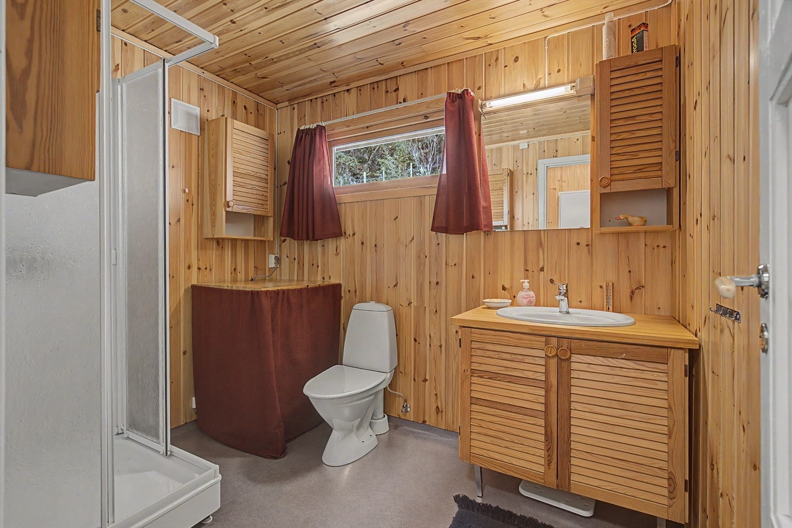 Badet har innredning med nedfelt servant, toalett og dusjkabinett. Galleribilde