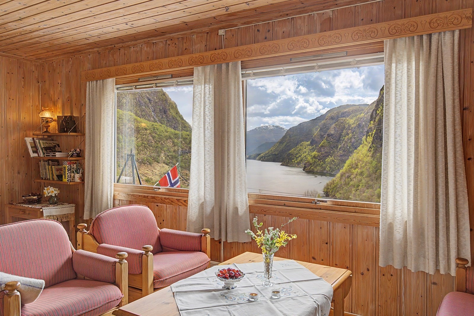 Fra stuen har man en upåklagelig utsikt over fjorden. Galleribilde