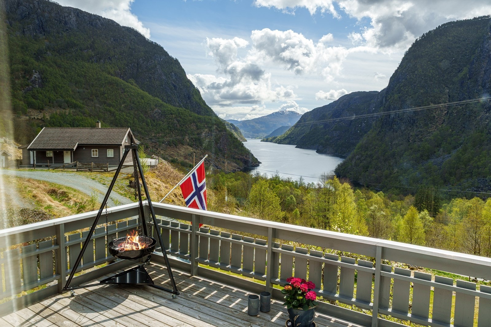 Fra eiendommen er det en storslått utsikt over fjorden og de omkringliggende fjellene. Galleribilde