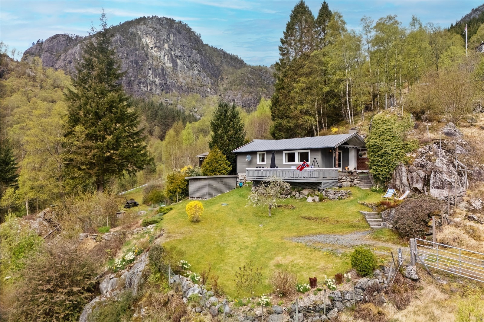 Eiendommen har en høy og fri beliggenhet med gode utsiktsforhold. Galleribilde
