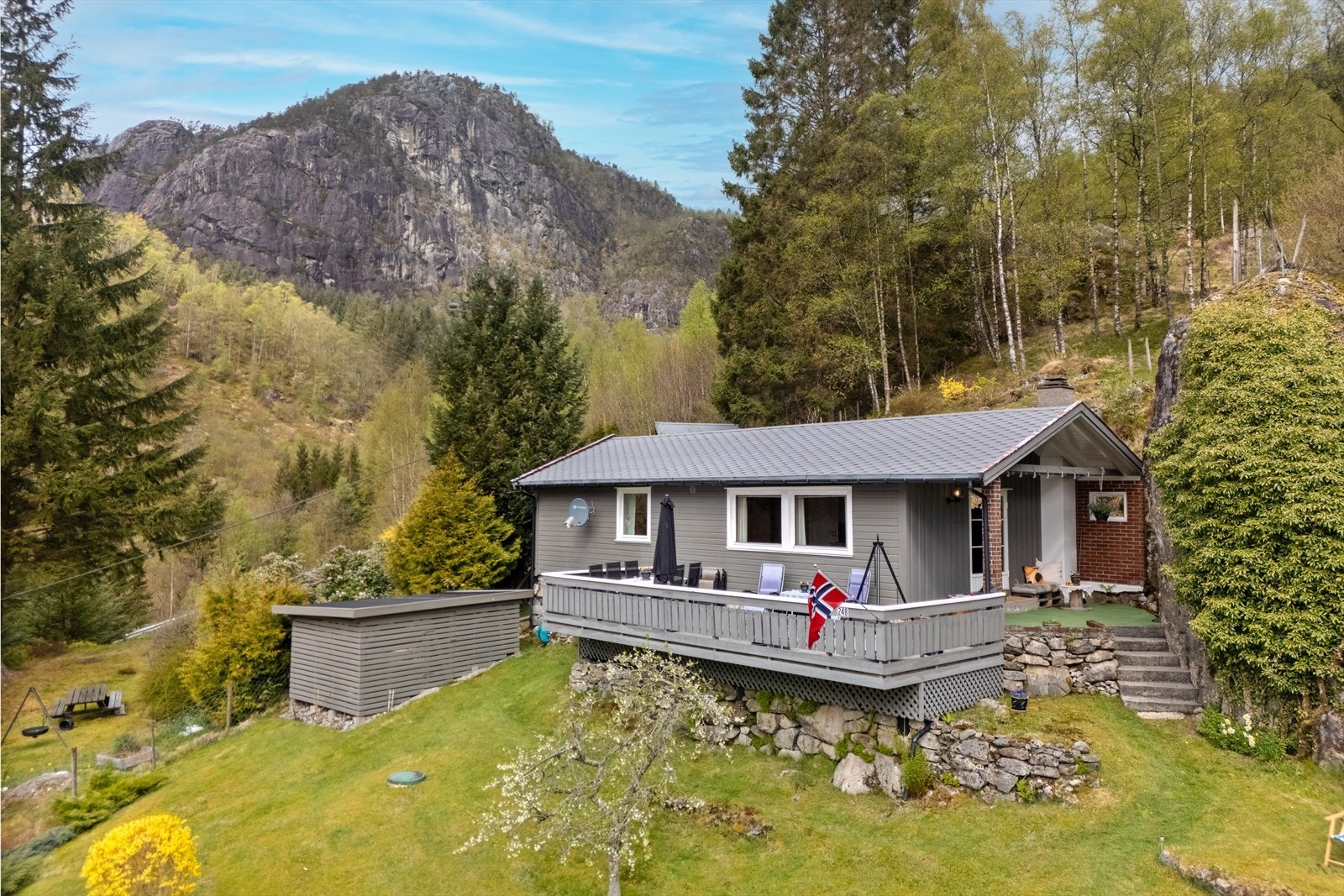 Velkommen til Tyssebotnvegen 248! Presentert av Eiendomsmegler 1 v/Tonje Krakk. Foto: FotoYoon Galleribilde