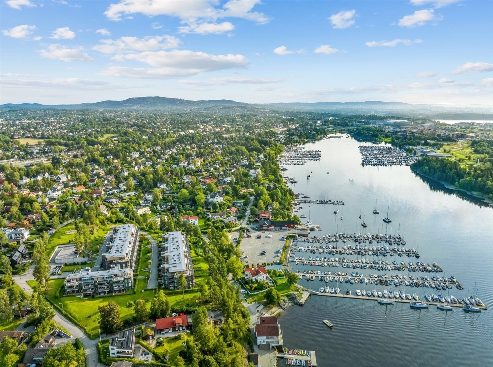 Enkel gangavstand ned til sjøen med turstier og badeplasser Galleribilde