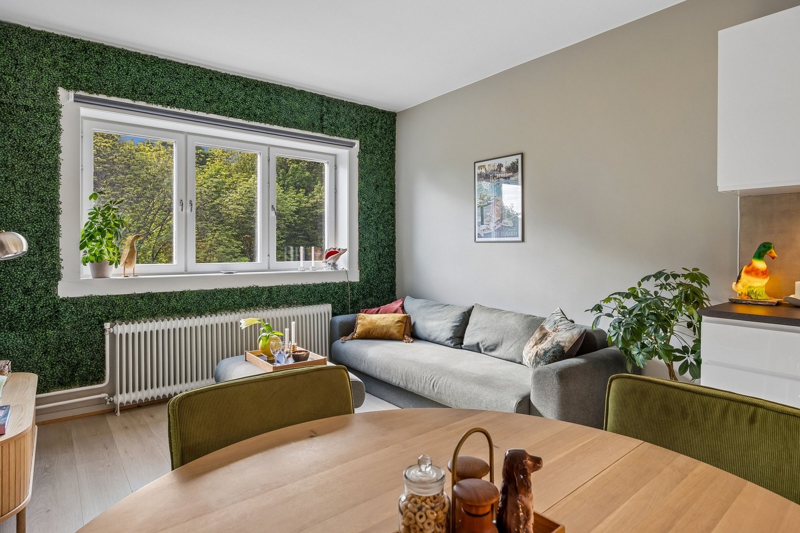 Stue med spisebord. Galleribilde