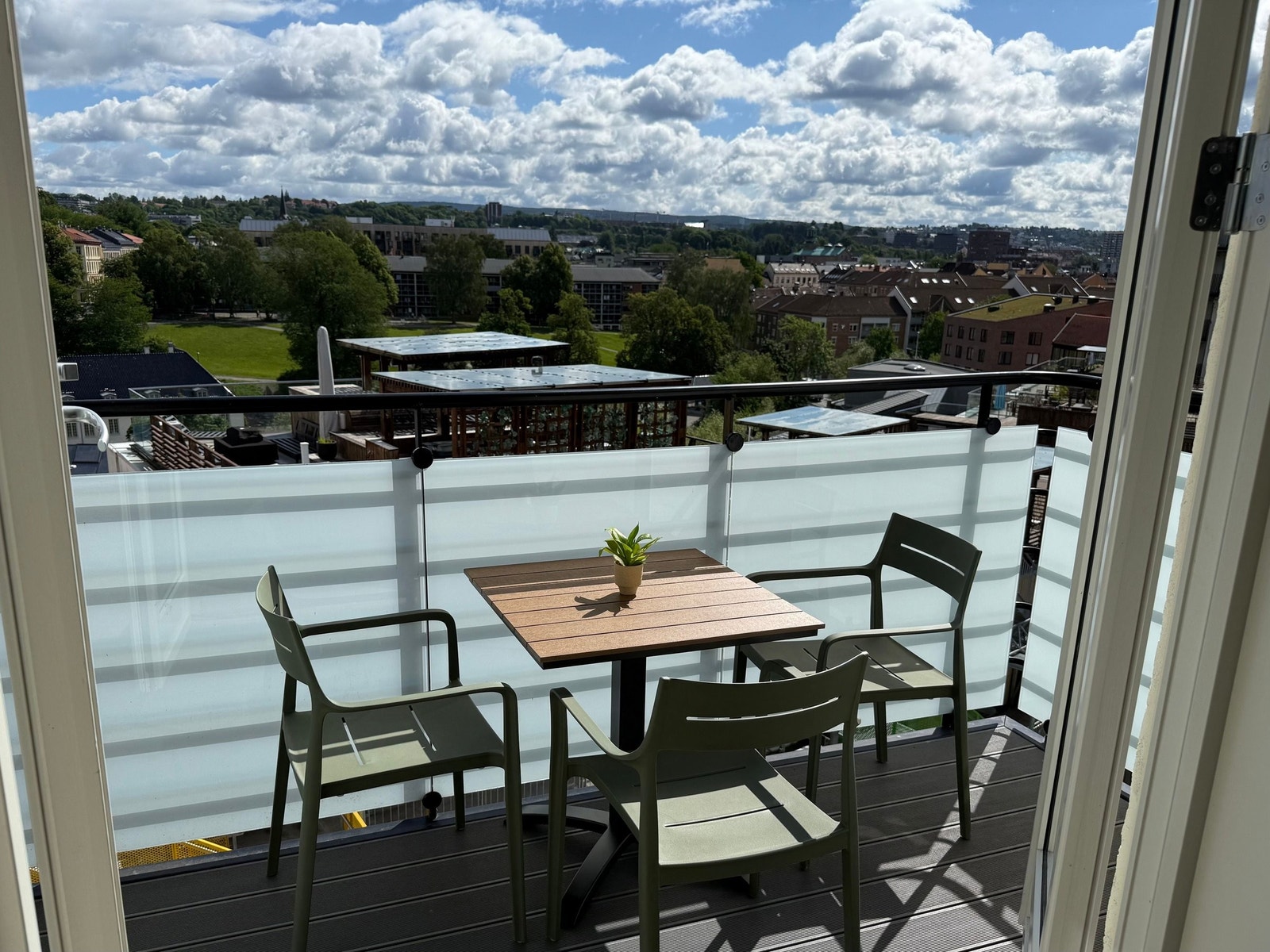 Velkommen til en gjennomgående 3-roms med balkong midt mellom Grünerløkka og St. Hanshaugen. Perfekt leilighet for den urbane som vil ha upåklagelig utsikt! Galleribilde