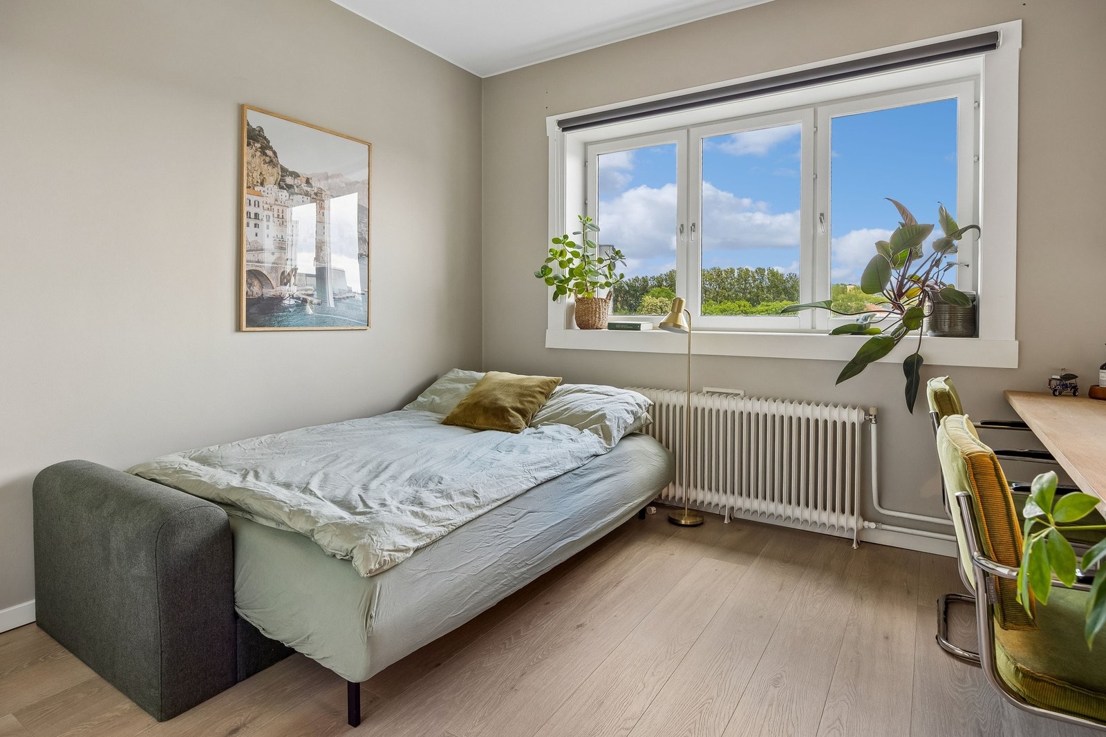 God plass på veggen til venstre til å ha klassisk dobbeltseng midt på med tilgang fra begge sider, i tillegg til skap - som vist på neste bilde. Galleribilde