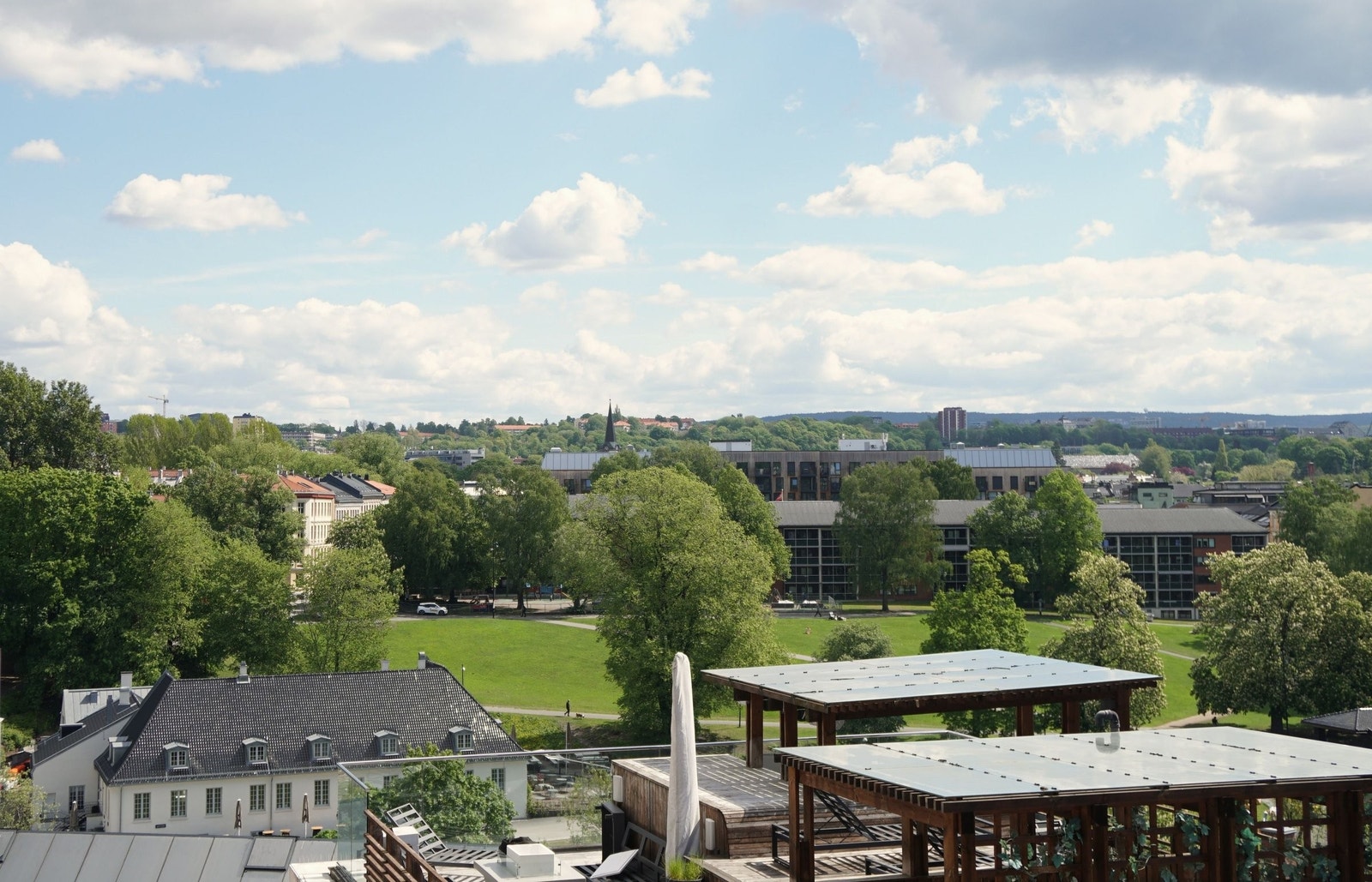 Velkommen til en gjennomgående 3-roms med balkong midt mellom Grünerløkka og St. Hanshaugen. Leiligheten ligger med populære Vulkan som nærmeste nabo. Perfekt leilighet for den urbane som vil ha upåklagelig utsikt! Galleribilde