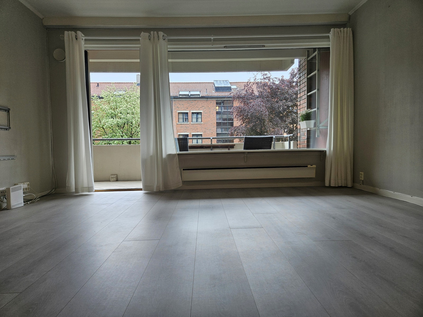 Stue mot balkong Galleribilde