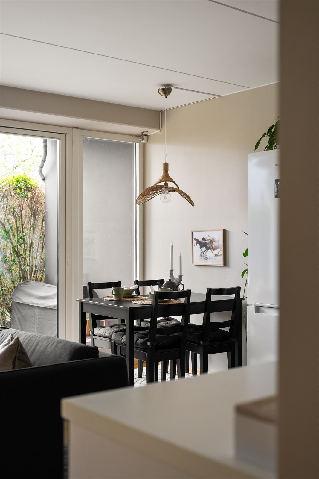 Leiligheten holder en moderne standard med pen parkett på gulv og glatte vegger malt i tidsriktige farger. Galleribilde