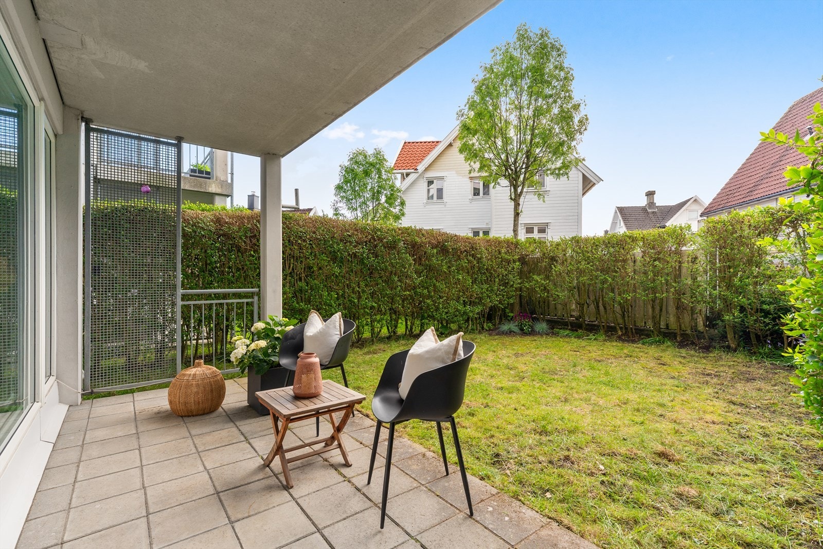 Leiligheten har en skjermet og privat uteplass med direkte utgang fra stuen. Her er det god plass til både sittegruppe og beplantning. Galleribilde