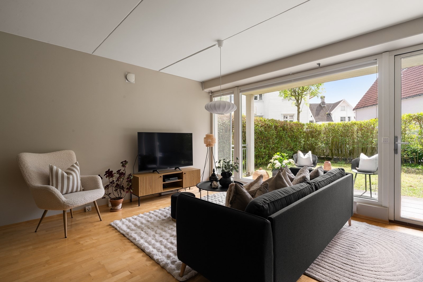 Her får du en stor, åpen stue med gode vindusflater som slipper inn rikelig med naturlig lys og skaper en luftig og hyggelig atmosfære. Galleribilde